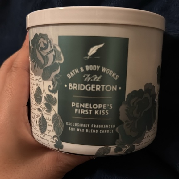 Bridgerton collab Penelope's first kiss candle by bath and body works - Picture 3 of 4